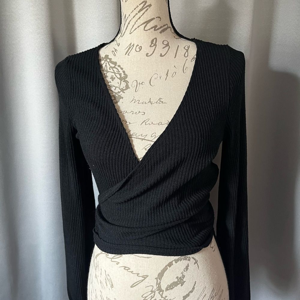 Hollister black v neck or scoop neck reversible tie long sleeve size medium